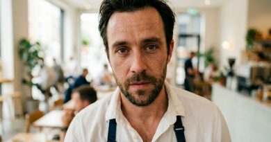 Era el Dueño del Restaurante — Pero Se Presentó En Su Primera Cita Fingiendo Ser Un Camarero