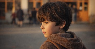 Mi hijo murió a los diecinueve años — y cinco años después entró en mi clase un niño con exactamente la misma marca de nacimiento bajo el ojo derecho.