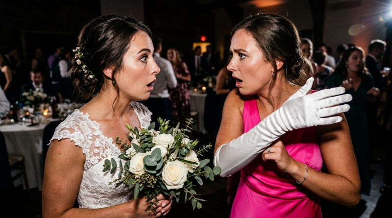 Mi hermana vino a mi boda usando un guante – Me quedé en shock cuando se le cayó