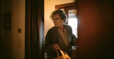 Regresé a casa temprano. Había zapatos junto a la puerta que no eran míos y la voz de mi hija en la cocina.