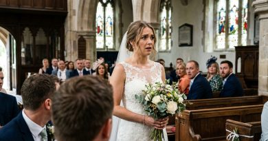 Justo durante la ceremonia de la boda, una niña pequeña entró en la sala y se dirigió hacia mi prometido