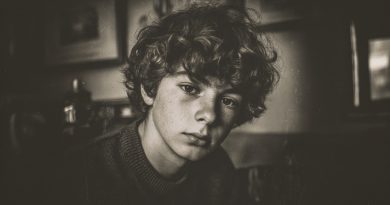 Un adolescente saltó en un río helado para salvar a un perro — y por la mañana, un todo terreno negro se detuvo frente a su casa