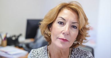 El jefe me despidió para poner en mi lugar a su hija. Antes de irme, me dieron una pila de documentos y una semana de tiempo… pero el día del informe confesé algo que seguramente no esperaban…