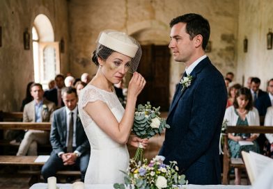 «El día de mi boda llegué con un ojo morado. El novio sonrió a los invitados y dijo: “Para que aprenda la lección”. Todos se rieron. Yo también sonreí. Y después pasé tres meses preparándome para algo que él jamás habría esperado»