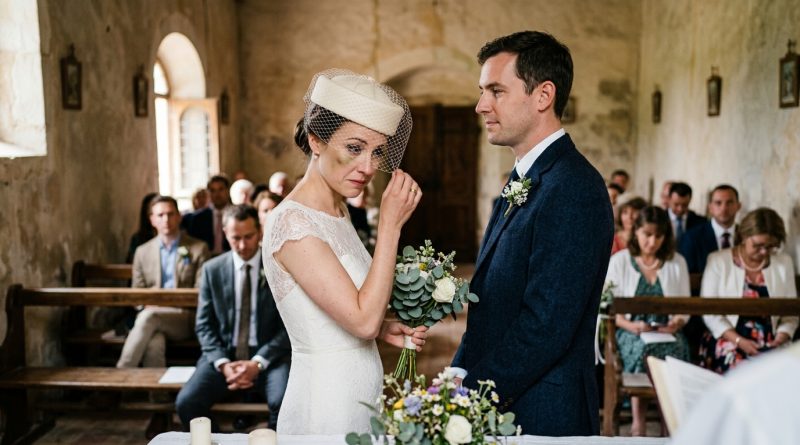 «El día de mi boda llegué con un ojo morado. El novio sonrió a los invitados y dijo: “Para que aprenda la lección”. Todos se rieron. Yo también sonreí. Y después pasé tres meses preparándome para algo que él jamás habría esperado»