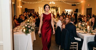 La madre de mi ex me envió un vestido rojo para su boda, y cuando entendí la razón, casi se me doblaron las piernas