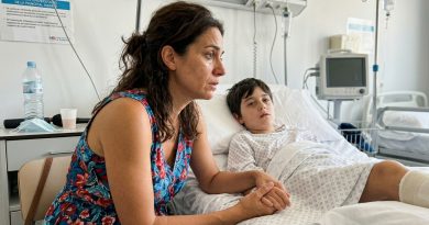 Mi exmarido insistía en que nuestro hijo se había roto la pierna por una simple caída… hasta que una enfermera me pasó una nota con una sola frase que hizo que me temblaran las piernas…