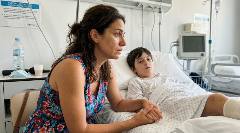 Mi exmarido insistía en que nuestro hijo se había roto la pierna por una simple caída… hasta que una enfermera me pasó una nota con una sola frase que hizo que me temblaran las piernas…