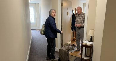 Mi hija se mudó al extranjero y durante tres años me dijo que vivía sola. Cuando volé para sorprenderla, un hombre mayor que yo abrió la puerta.