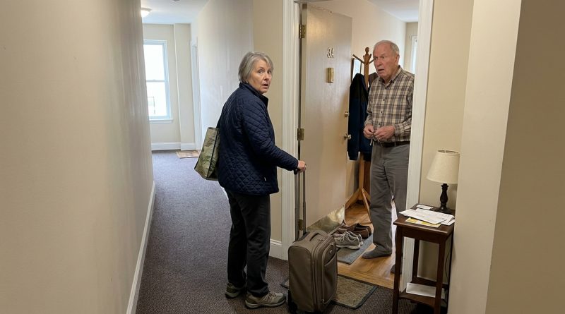 Mi hija se mudó al extranjero y durante tres años me dijo que vivía sola. Cuando volé para sorprenderla, un hombre mayor que yo abrió la puerta.