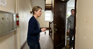 Alquilé Mi Segundo Departamento a Mi Prima — Sin Contrato, Porque “¿Para Qué Entre Familia?” Durante Un Año No Pagó. Cuando Finalmente Fui a Verificar, un Hombre Extraño Abrió la Puerta.