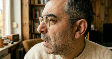 Mi esposa me pidió que no abriera los paquetes a su nombre — un día uno se cayó y se abrió solo, y lo que vi dentro no supe cómo explicarlo