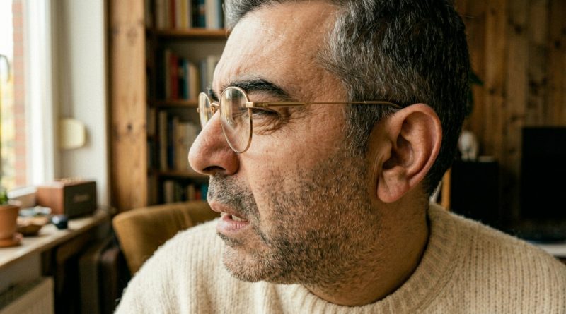 Mi esposa me pidió que no abriera los paquetes a su nombre — un día uno se cayó y se abrió solo, y lo que vi dentro no supe cómo explicarlo