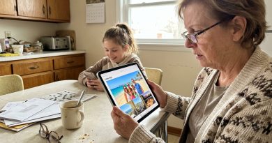 Mi nieta me mostró fotos de sus vacaciones en su tablet. Un mes antes, mi hijo había dicho que no podía prestarme mil para el dentista porque apenas lograban salir adelante.