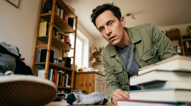 Mi hija me pidió que nunca entrara en su antigua habitación — cumplí durante tres años, hasta que una noche oí un ruido allí dentro y abrí la puerta