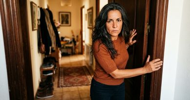 La vecina de abajo llamó a mi puerta y me dijo: “Cuando camina, mi techo tiembla. ¿Usted siquiera se ha mirado en el espejo?” Yo me quedé de pie en la puerta sin saber qué responder ante aquella humillación. Sí, tengo sobrepeso. Lo sé. Vivo con ello todos los días. Pero este es mi piso. Mi vida. Ella se quedó allí esperando una respuesta. Y en ese momento, veinte años de silencio llegaron a su fin y me lancé contra ella con palabras…