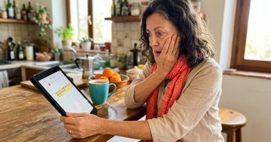 Tomé el anillo de mi hija para guardarlo mientras ella estaba de viaje. Ella dijo que lo había perdido. Un año después, lo vi en su dedo.