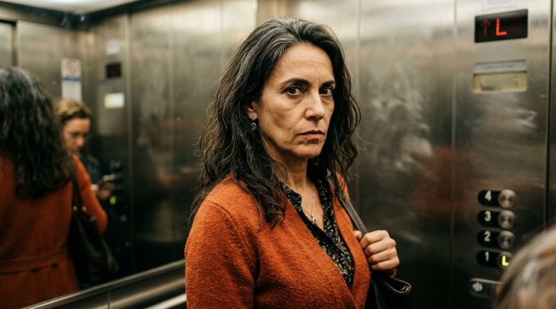 El vecino de enfrente me detuvo en el ascensor y me dijo: «¿Otra vez sola? ¿Su marido la dejó o fue usted quien se marchó?» Con una sonrisa. Como si fuera una pregunta normal. Las puertas del ascensor se cerraron. Íbamos al octavo piso. Y en esos treinta segundos le dije todo lo que pensaba de él. Salió en silencio. Y desde entonces me saluda sin levantar la vista.