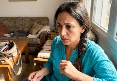 En la boda de mi hija descubrí que mi sitio estaba en un rincón lejano — sonreí desde lejos toda la noche, y tres días después llamé y supe quién decidió apartarme allí