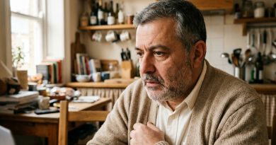 Encontré un teléfono ajeno en el bolsillo del abrigo de mi marido; me dijo que lo había encontrado, y le creí… hasta la mañana siguiente, cuando ese teléfono sonó