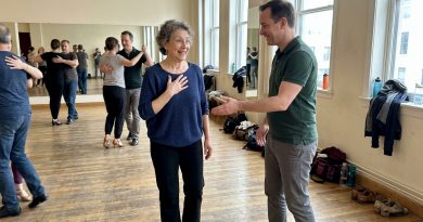 Tengo 61 años y me inscribí en clases de baile. Por primera vez desde mi divorcio, alguien me pidió que bailara tango. Mis hijos dicen que debería actuar “según mi edad”.