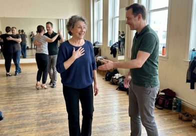 Tengo 61 años y me inscribí en clases de baile. Por primera vez desde mi divorcio, alguien me pidió que bailara tango. Mis hijos dicen que debería actuar “según mi edad”.
