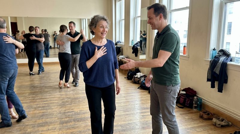 Tengo 61 años y me inscribí en clases de baile. Por primera vez desde mi divorcio, alguien me pidió que bailara tango. Mis hijos dicen que debería actuar “según mi edad”.