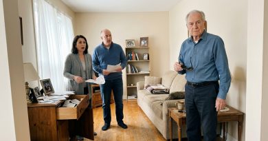 Mis Parientes Pensaron que Estaban Robando a un Anciano Ciego — Entonces se Quitó las Gafas y los Miró Directamente