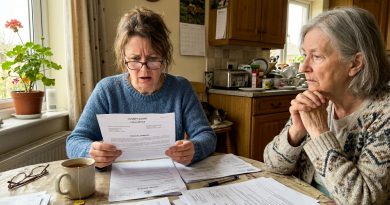 Mi hermano sacó un préstamo usando mi identificación. Me enteré cuando llegó una carta del juzgado. Mi madre lo sabe todo — y me pide que no haga una escena, porque “la familia es la familia”.