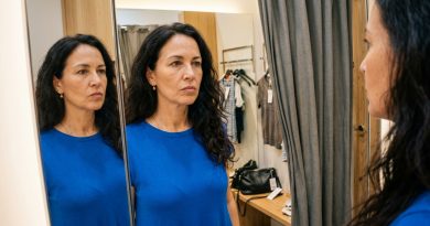 Me estaba probando un vestido para mi 50 cumpleaños: bonito, mío. Salí del probador. Mi madre me miró de arriba abajo y dijo delante de la dependienta: «Eso ya no es para tu edad. Mírate.» Me miré. En el espejo. Durante un buen rato. Y luego hice algo que mi madre jamás habría esperado de mí en su vida.