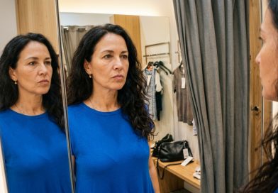 Me estaba probando un vestido para mi 50 cumpleaños: bonito, mío. Salí del probador. Mi madre me miró de arriba abajo y dijo delante de la dependienta: «Eso ya no es para tu edad. Mírate.» Me miré. En el espejo. Durante un buen rato. Y luego hice algo que mi madre jamás habría esperado de mí en su vida.