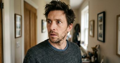 Mi suegra me pidió que fuera mientras mi esposa no estaba en casa; al abrir la puerta vi cosas que mi mujer decía haber tirado hace dos años