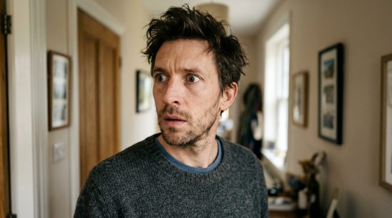 Mi suegra me pidió que fuera mientras mi esposa no estaba en casa; al abrir la puerta vi cosas que mi mujer decía haber tirado hace dos años