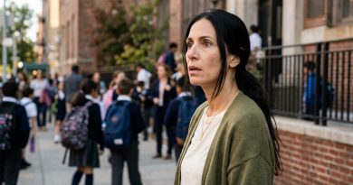 Mi hija me pidió que recogiera a mi nieto de la escuela — la maestra dijo que se lo habían llevado una hora antes y me quedé paralizada en la entrada