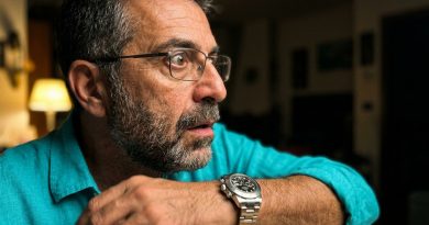 Mi esposa me pidió que no abriera su viejo portátil — aguanté un mes, pero una noche lo abrí y ya no pude cerrarlo hasta el amanecer