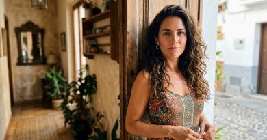 Le dije a mi suegra que estaba embarazada. Se quedó callada, y luego preguntó: «¿De verdad están preparados? Si apenas llegan a fin de mes». Mi marido estaba a mi lado y no dijo nada. Yo sonreí. Me di la vuelta. Salí. Y desde aquella noche, en nuestra familia cambiaron muchas cosas.