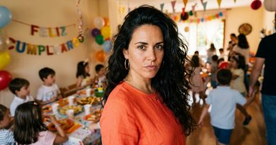 Para el quinto cumpleaños de mi hija, mi suegra llegó, abrazó a su nieta y, acto seguido, se volvió hacia mí delante de los invitados: «La niña no se parece en nada a ti. Gracias a Dios, ha salido toda de nuestra familia». Los invitados se quedaron en silencio. Mi marido se echó a reír. Y yo dije unas palabras, después de las cuales mi suegra empezó a prepararse para irse a casa.