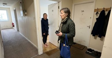 Mi hijo no llamó durante tres meses. Supuse que estaba ocupado con el trabajo. Finalmente, fui a su apartamento sin anunciarme. Una extraña abrió la puerta y me dijo que ella había estado viviendo allí durante seis meses.