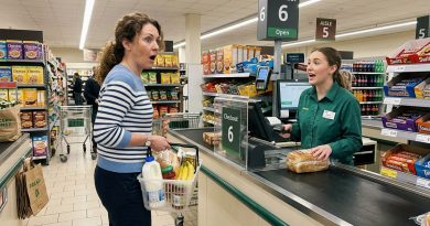 En la caja, la cajera me dijo: “Oh, ¿tu esposo no está contigo otra vez? Ayer estuvo aquí con una rubia tan guapa.” Me congelé — porque ayer se suponía que iba a trabajar hasta tarde.