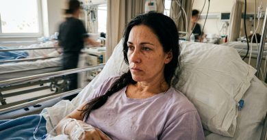 Terminé en el hospital por la presión alta. Mi marido llegó tres horas después y lo primero que dijo fue: «¿Ahora qué otra vez? Siempre te pasa en el peor momento». Yo estaba acostada, conectada al gotero. «En el peor momento». La enfermera salió de la habitación. Y por fin encontré las palabras para responderle…