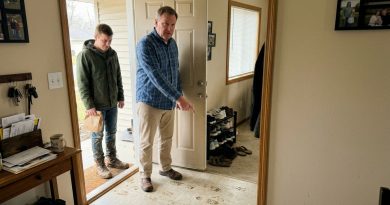 Echó al prometido de su hija por botas llenas de barro. A la mañana siguiente, el hombre regresó.