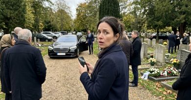 Durante Diez Años Envié Dinero a Mi Hermano Cada Mes. Luego Apareció en un Funeral en un Mercedes.