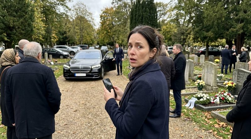 Durante Diez Años Envié Dinero a Mi Hermano Cada Mes. Luego Apareció en un Funeral en un Mercedes.