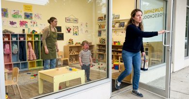 Mi Hijo Gritaba Todas las Mañanas Rogando No Ir a la Guardería — Lo Que Vi a Través de la Ventana Me Hizo Abrir la Puerta