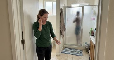 Él llegó a casa más temprano de lo habitual y fue directamente a la ducha. En el suelo del baño encontré algo que no podría haber sido “traído del trabajo”.