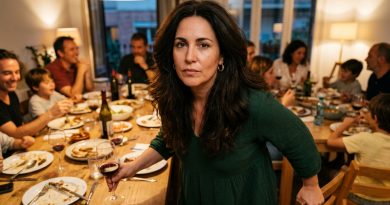 Estábamos celebrando el cumpleaños de mi marido, y mi suegra alzó su copa: «Por nuestro hijo, por todo lo que saca adelante, cómo trabaja y nunca se queja». Yo estaba sentada a su lado. 10 años de matrimonio. Dos hijos. Su madre en mi cocina todos los domingos. Y mi marido ni siquiera miró hacia mí. Dejé la copa, me levanté de la mesa. Y dije una sola frase después de la cual la celebración se terminó….