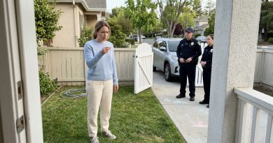 Encontré la pulsera de mi hija en un mercado de pulgas — A la mañana siguiente, la policía estaba en mi patio diciendo: “Necesitamos hablar”