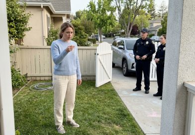 Encontré la pulsera de mi hija en un mercado de pulgas — A la mañana siguiente, la policía estaba en mi patio diciendo: “Necesitamos hablar”