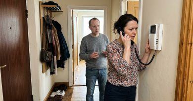 El intercomunicador sonó y mi esposo se puso pálido como si hubiera visto un fantasma. “No lo abras”, susurró. Yo lo abrí.