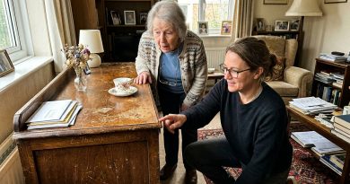 Listé el viejo aparador de mi abuela para la venta. El comprador señaló una marca bajo la superficie — y debajo del barniz había un nombre que nadie en nuestra familia conocía.